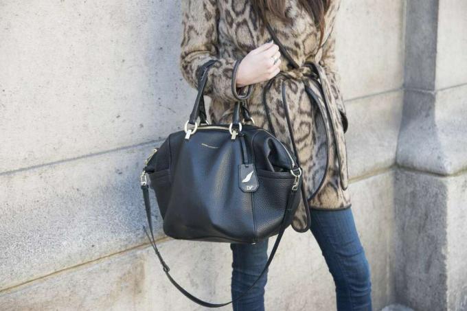 Модният стажант Лий Фидлър носи яке и чанта на Diane Von Furstenberg и дънки AG на третия ден от колекциите на Париж