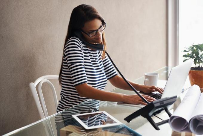 Wanita di telepon di kantor