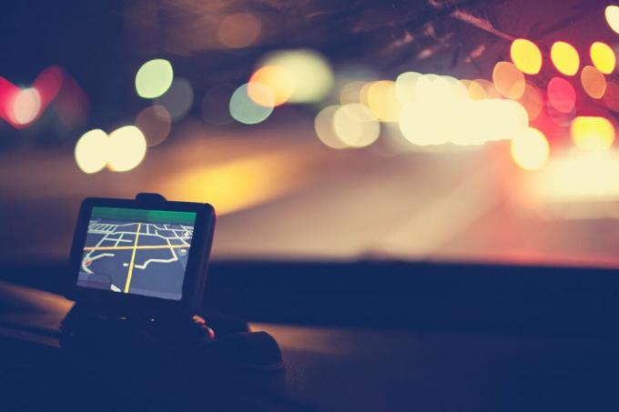 Sistem navigasi GPS di dashboard mobil