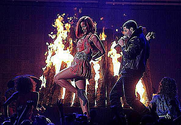 Rihanna ve Drake performans sergiledi
