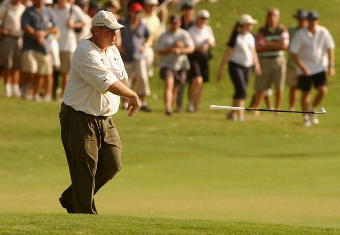 Johnas Daly iš JAV metė geležį po to, kai turėjo nuleisti lašą, kai jo artėjantis šūvis pataikė į pareigūnų vežimėlį ir įbėgo į vandenį. 13 duobutė per antrąjį Australijos PGA čempionato turą Hyatt Regency golfo aikštyne, Saulėtekio pakrantėje, Australijoje lapkričio 29 d. 2002.