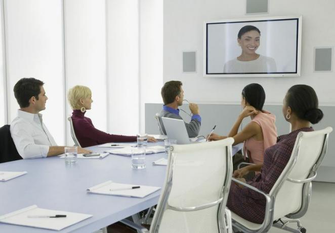 Empresarios teniendo una videoconferencia