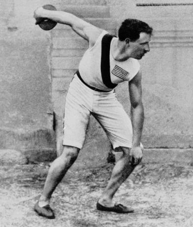 Robert Garrett az 1896-os olimpián mutatja be diszkoszformáját.