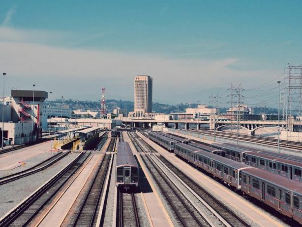 Trains sur voie ferrée avec ville en arrière-plan