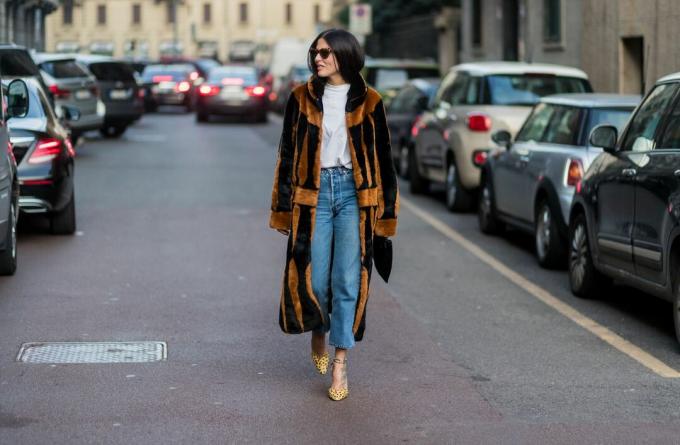 Street style mode kvinna i päls och jeans