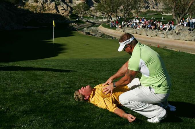 John Daly dobiva masažu od stručnjaka za kronične bolove Jima Weathersa pored 17. zelene tijekom treće runde 49. Bob Hopea Chrysler Classica 18. siječnja 2008.