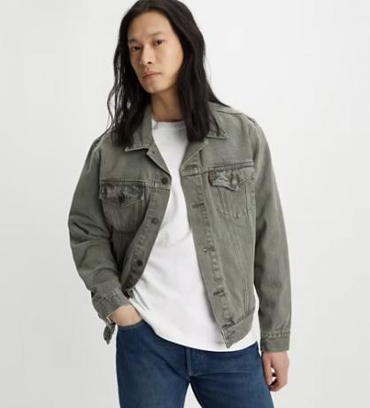 Um modelo vestindo uma jaqueta masculina sustentável da Levi's