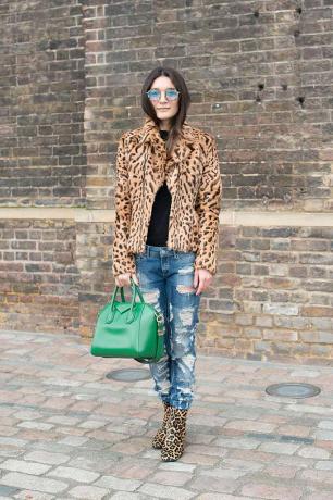 Leopardjacka i streetstyle och slitna jeans