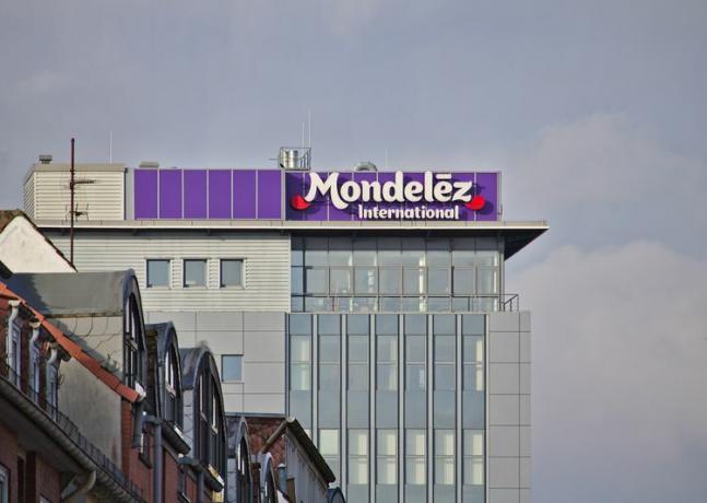 Bremen, Alemania - 11 de noviembre de 2017 - edificio de la sede de Mondelez Alemania con el logotipo de la empresa grande