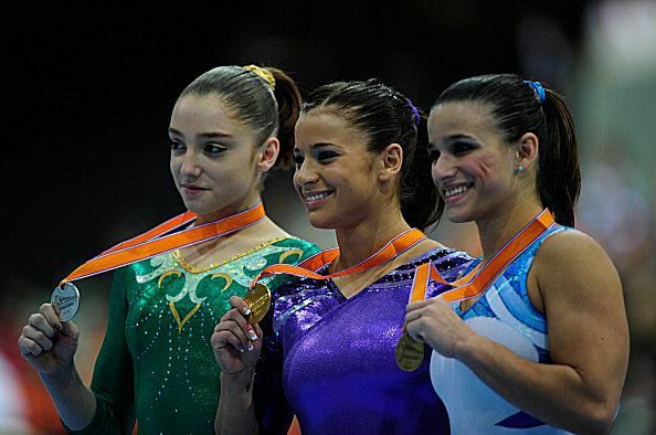 Gimnastyczki Alicia Sacramone, Aliya Mustafina, Jade Barbosa ze swoimi medalami na Mistrzostwach Świata 2010