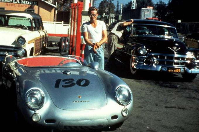 Джеймс Дийн със сребърното си Porsche 550 Spyder