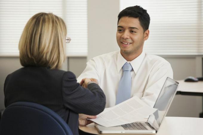 Un homme et une femme dans un bureau viennent de faire et d'accepter une offre d'emploi.