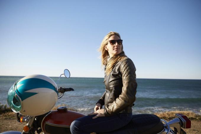 Retrato, de, mujer joven, con, motocicleta