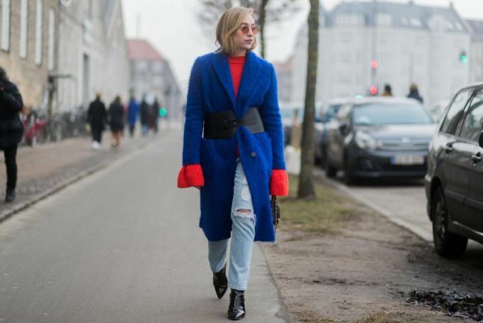 ストリートスタイルの青いコートとジーンズ