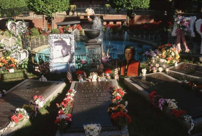 La tombe d'Elvis Presley dans le jardin de méditation à Graceland.