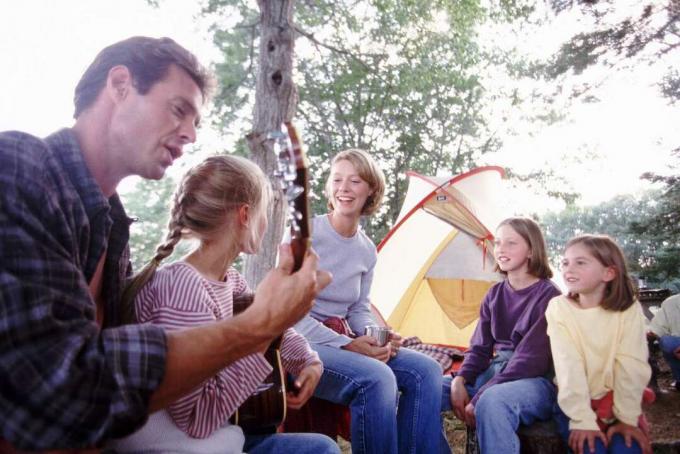 Samen zingende kampeerfamilie