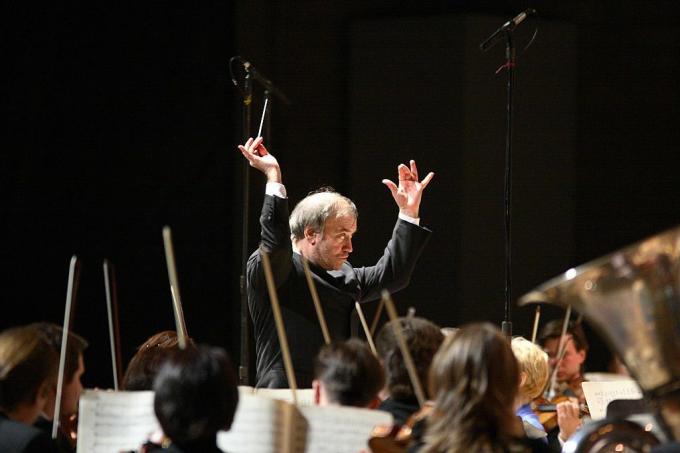 Ruski dirigent Valerij Gergijev vodi orkester Mariinskega gledališča med nastopom na mednarodnem glasbenem festivalu Rdečega morja v pristanišču Eilat, Izrael, 27. februarja 2009.