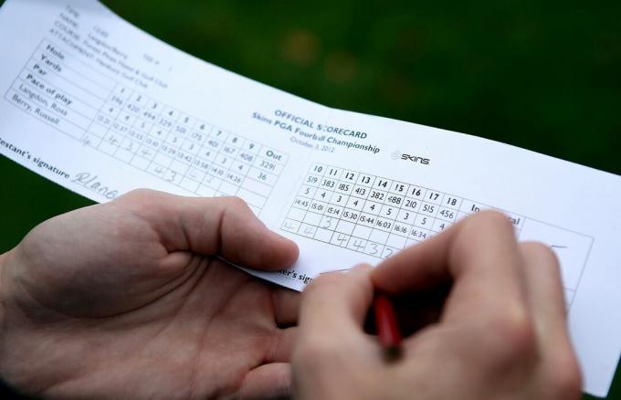 Golfspiller underskriver sit scorekort