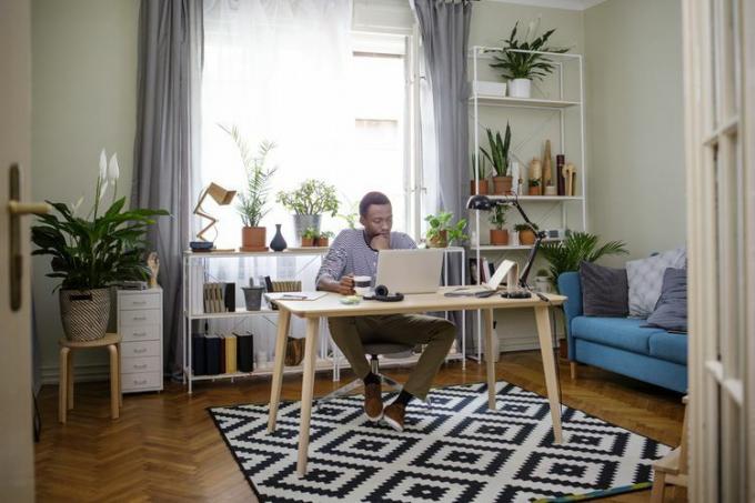 Mężczyzna pracuje na laptopie w domowym biurze