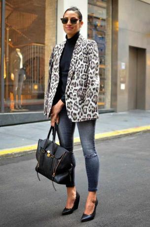 Mujer en jeans y chaqueta con estampado de leopardo