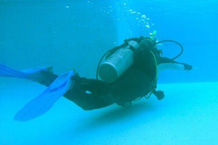 Andas ut och simma långsamt till ytan under CESA (Controlled Emergency Swimming Ascent)