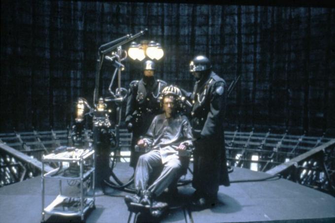 Skådespelaren Jonathan Pryce i en scen av Terry Gilliams film Brasilien från 1985