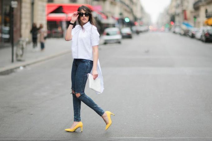 Street style foto af kvinde i jeans og høje hæle