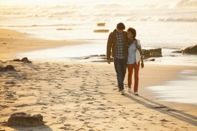 Par se sprehaja po plaži
