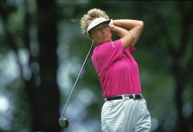 Die Golferin Dottie Pepper spielt bei einem Turnier im Jahr 2000 einen Schlag.