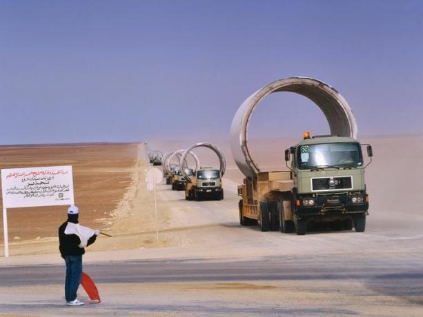 Camion avec énorme tuyau