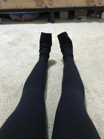 kort jente iført lange leggings
