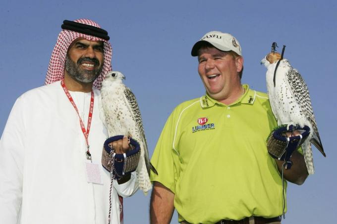 Ohn Daly iš JAV laiko sakalą per sakalų šou kaip Abu Dabio golfo čempionato peržiūrą nacionaliniame Abu Dabio golfo klubo aikštyne 2006 m. sausio 17 d.