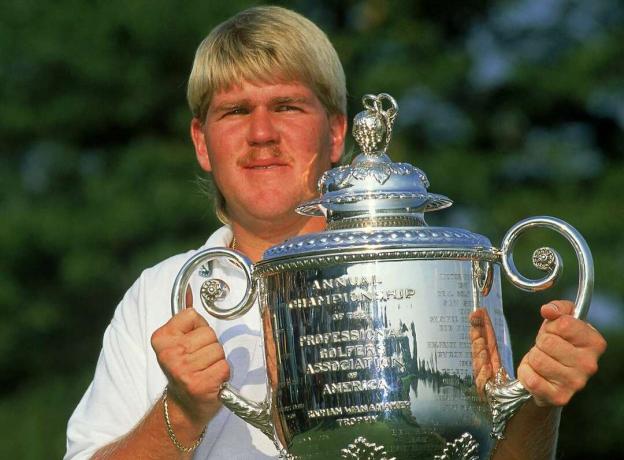 John Daly iz SAD-a drži trofej nakon što je osvojio USPGA prvenstvo u Crooked Sticku u Carmelu, Indiana, SAD u kolovozu 1991.