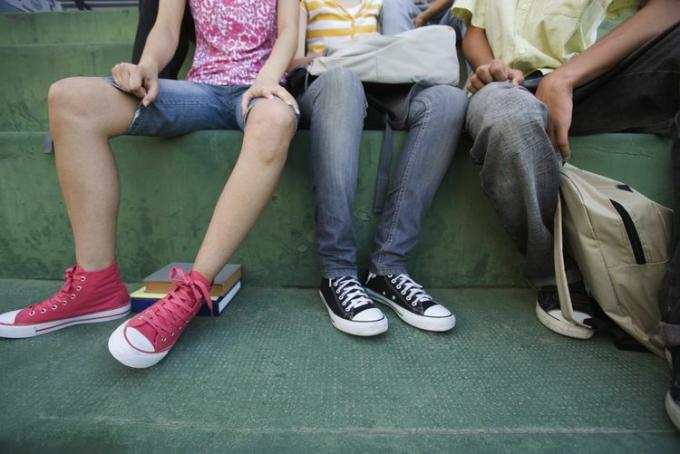 Les adolescents assis ensemble sur les marches, low section