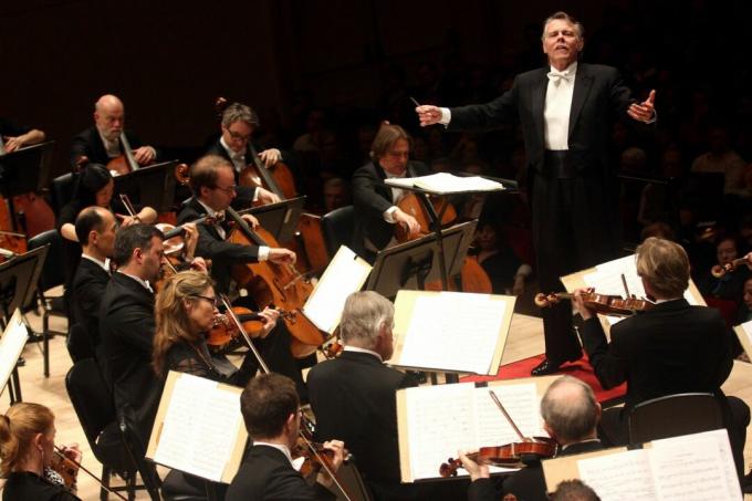 Mariss Jansons dirigiendo la Royal Concertgebouw Orchestra en el programa de Strauss y Bruckner en el Carnegie Hall la noche del jueves 14 de febrero de 2013.