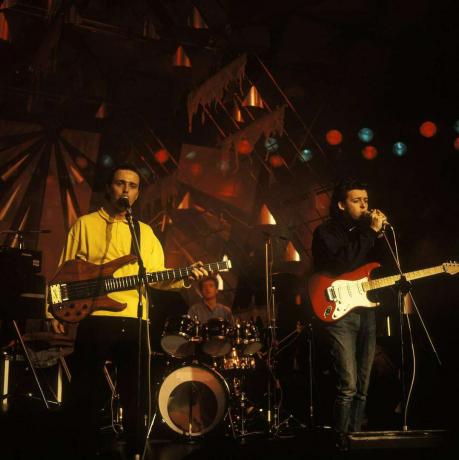 Tears for Fears cântă live în timpul ascensiunii grupului la mijlocul anilor ’80 la celebritatea muzicii pop.