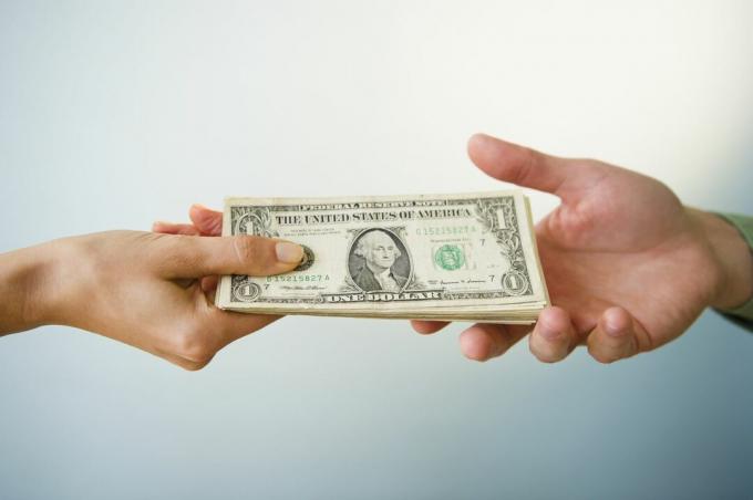 Imagen de dinero intercambiando manos