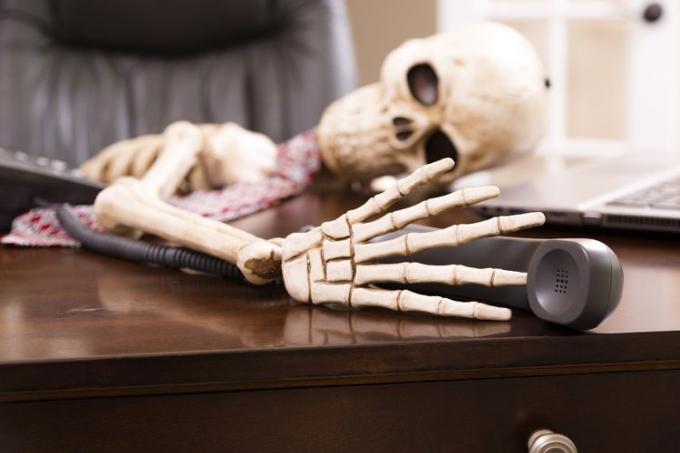 Skeletas žmogaus, kuris mirė laukdamas „sulaikytas“. Telefonas.