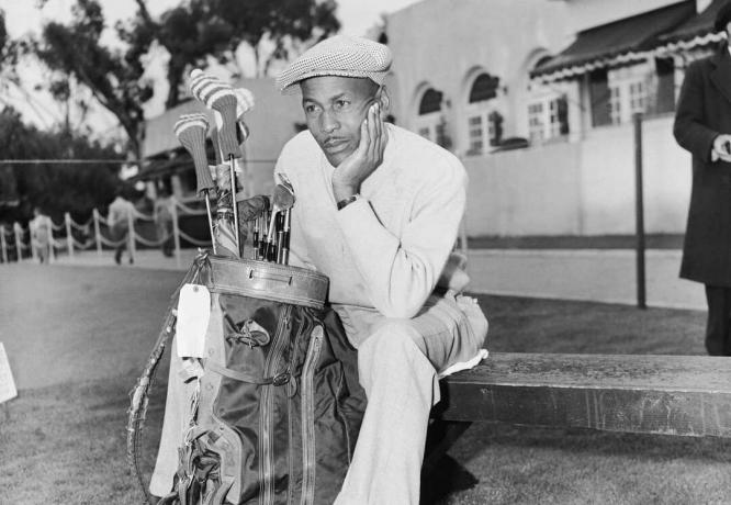Bill Spiller istub masendavalt esimesel teemängul, kui golfimängijad alustavad oma ringe 1952. aasta San Diego Openil, kust PGA keelas Spilleri tema nahavärvi tõttu.