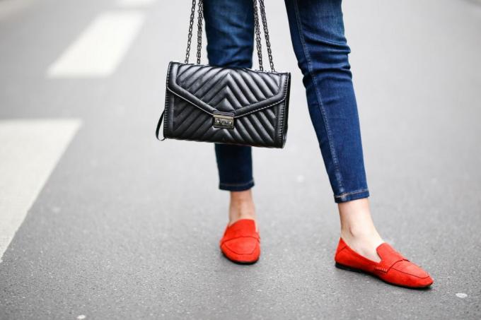 Batai siauriems džinsams - raudoni batai ir siaurų džinsų paveikslėlis