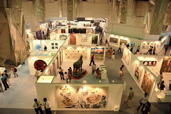Gente explorando la Feria de Arte de la India