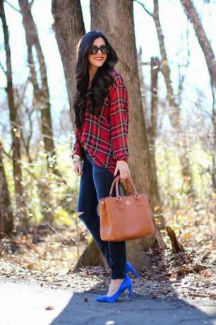 Mulher de camisa xadrez e jeans para a moda de outono