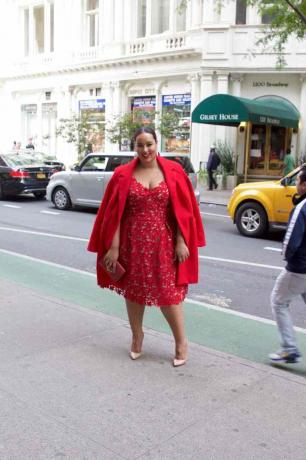 Femme en robe rouge et manteau rouge