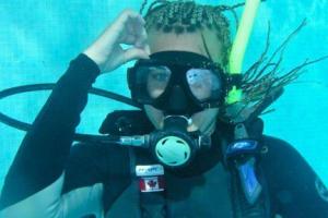 Hvordan rense en dykkermaske for vann
