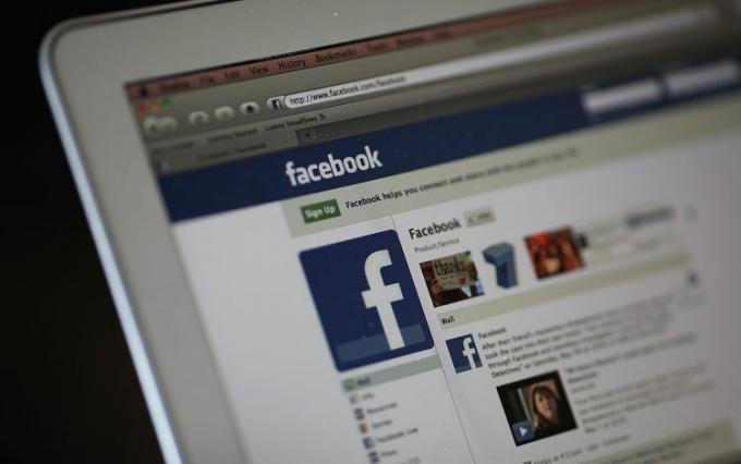 Situs web Facebook terbuka di laptop