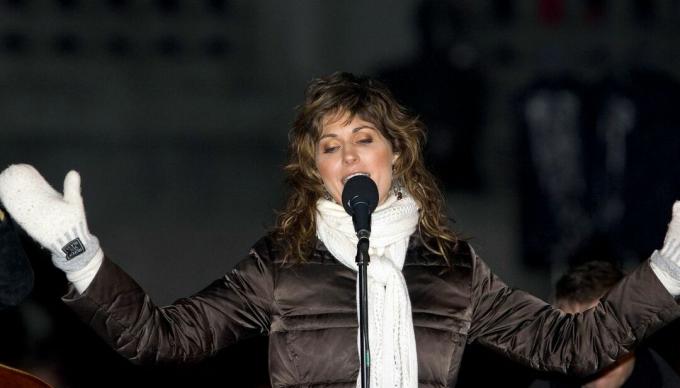 La chanteuse folk norvégienne Sissel allume les lumières de Noël de Trafalgar Square