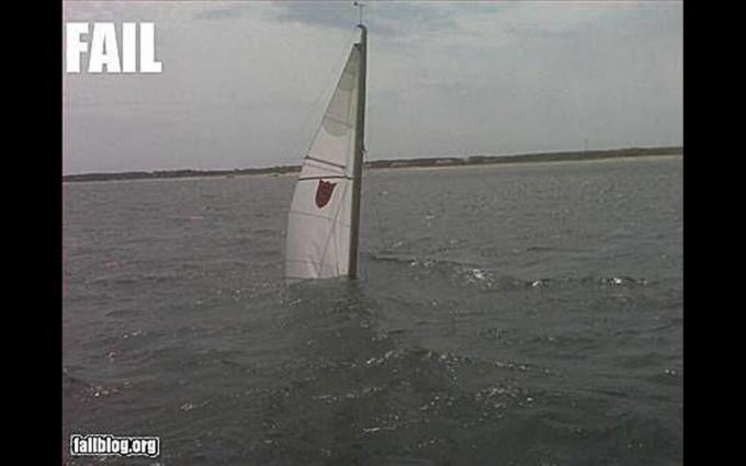 Virální mem Epic Fail s potápějící se plachetnicí.