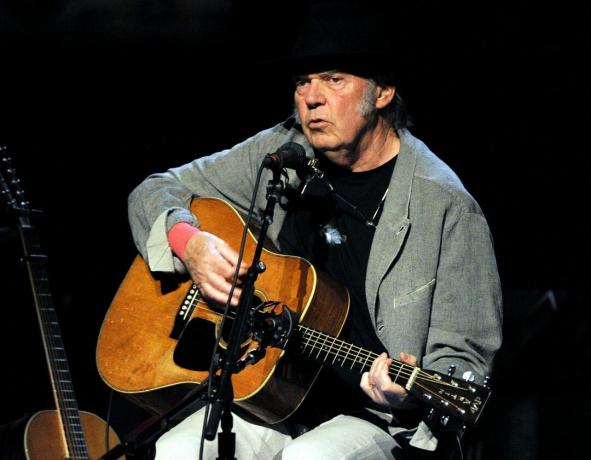 Neil Young tampil