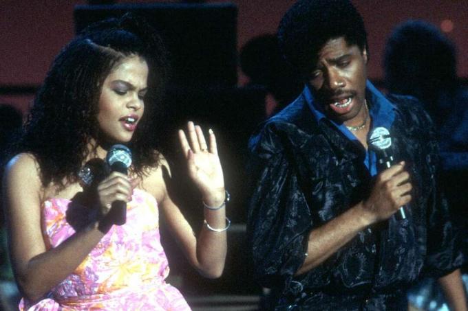 Sharon Bryant in Wayne Lewis iz R&B skupine " Atlantic Starr" nastopata v televizijski oddaji American Bandstand okoli leta 1983 v Los Angelesu