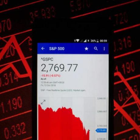Egy okostelefon, amely az S&P 500 piaci értékét mutatja a részvényeken
